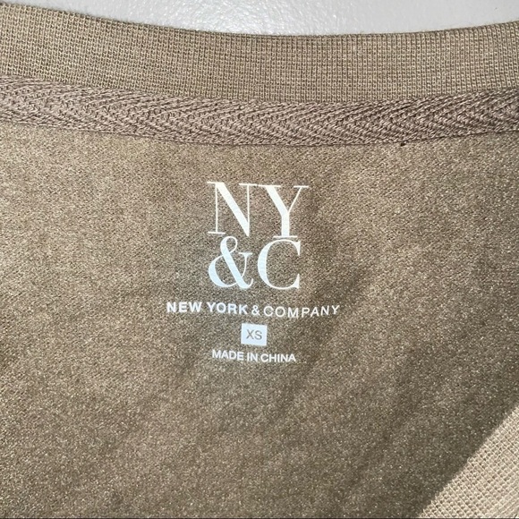 New York and company camo 3/4 sleeve top - Picture 2 of 4